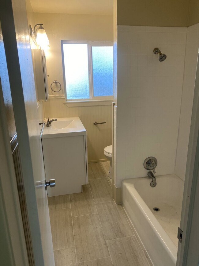 Building Photo - Fully Renovated 3/2 duplex