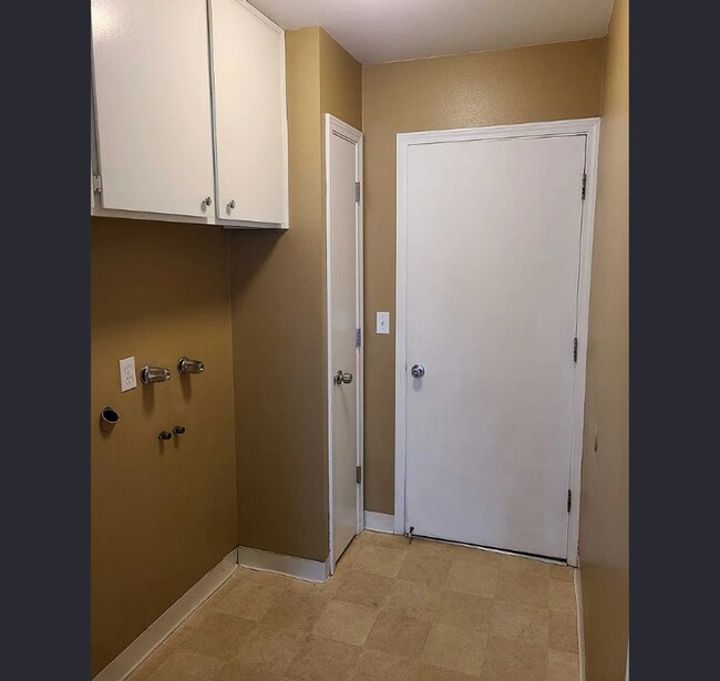 Building Photo - New Carpet! Fresh Paint - Well-maintained home in established neighborhood