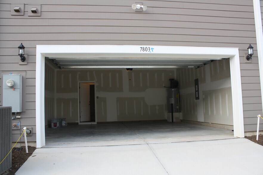 Building Photo - 7803 Flatrock Park Dr