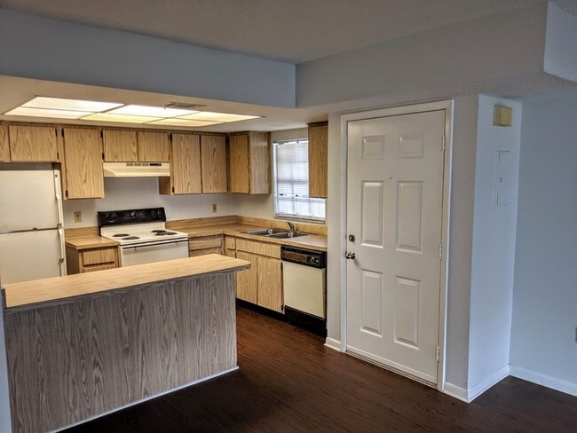 Building Photo - Great 2/2 Condo by USF