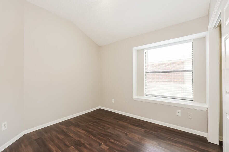 Building Photo - 4747 Poppy Dr E