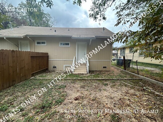 Building Photo - AVAILABLE NOW! 1 Bedroom /1 Bath Unit with...