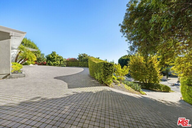 Building Photo - 11215 Sunset Blvd