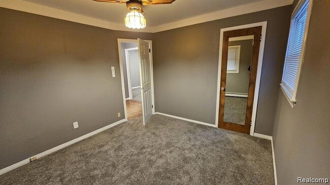 Building Photo - 629 N Vermont Ave