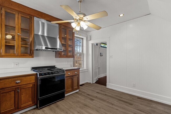 Building Photo - Charming 2+ Bedroom in Shrewsbury – Walkable Neighborhood & Pet-Friendly!