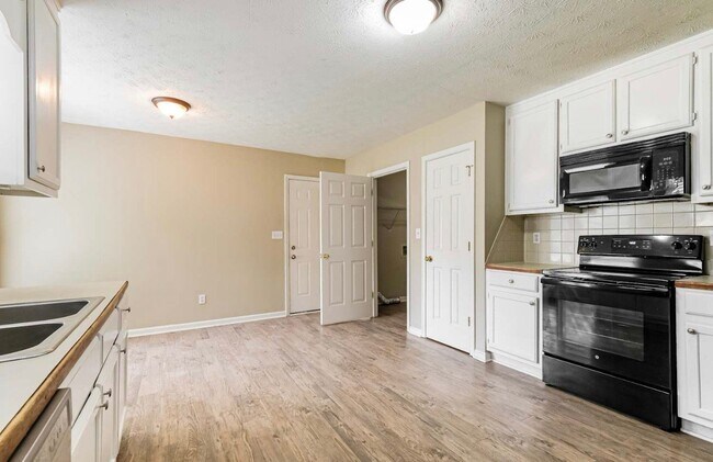 Building Photo - 1576 Canberra Dr