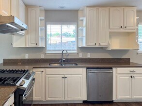 Building Photo - Spacious 3 bedroom 2 bath home w/ swimming...