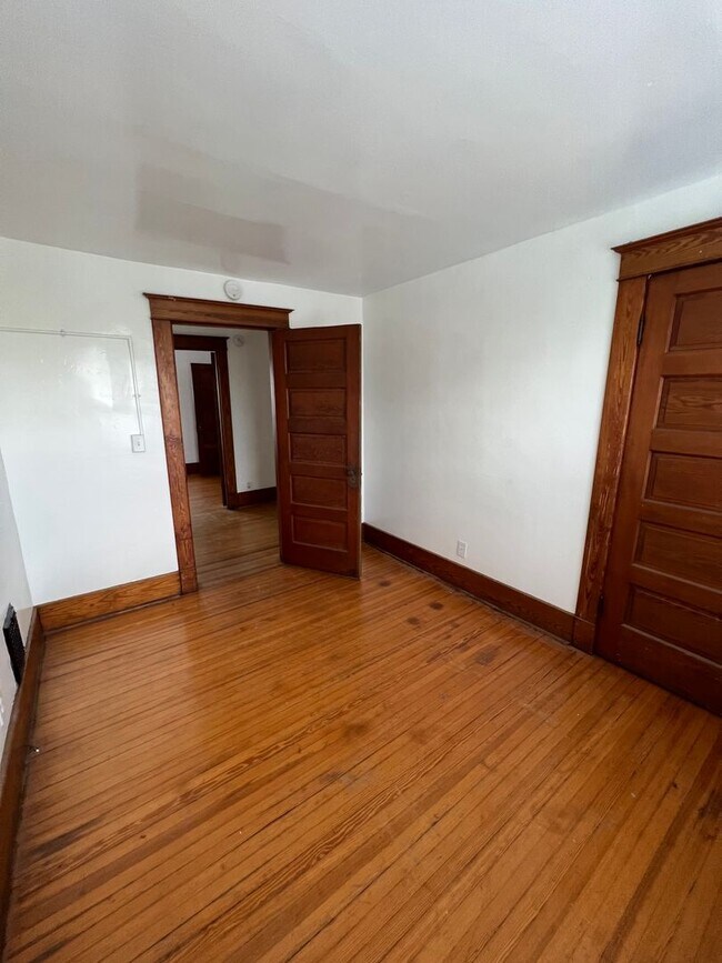 Building Photo - 3 Bed 1 Bath Single Family House 13 Essex St.