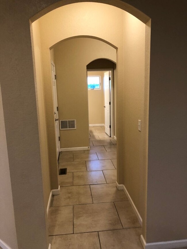 Building Photo - Very Nice 3 bed, 3 bath 2 car Home on a cul-de-sac in Peyton with Mountain Views