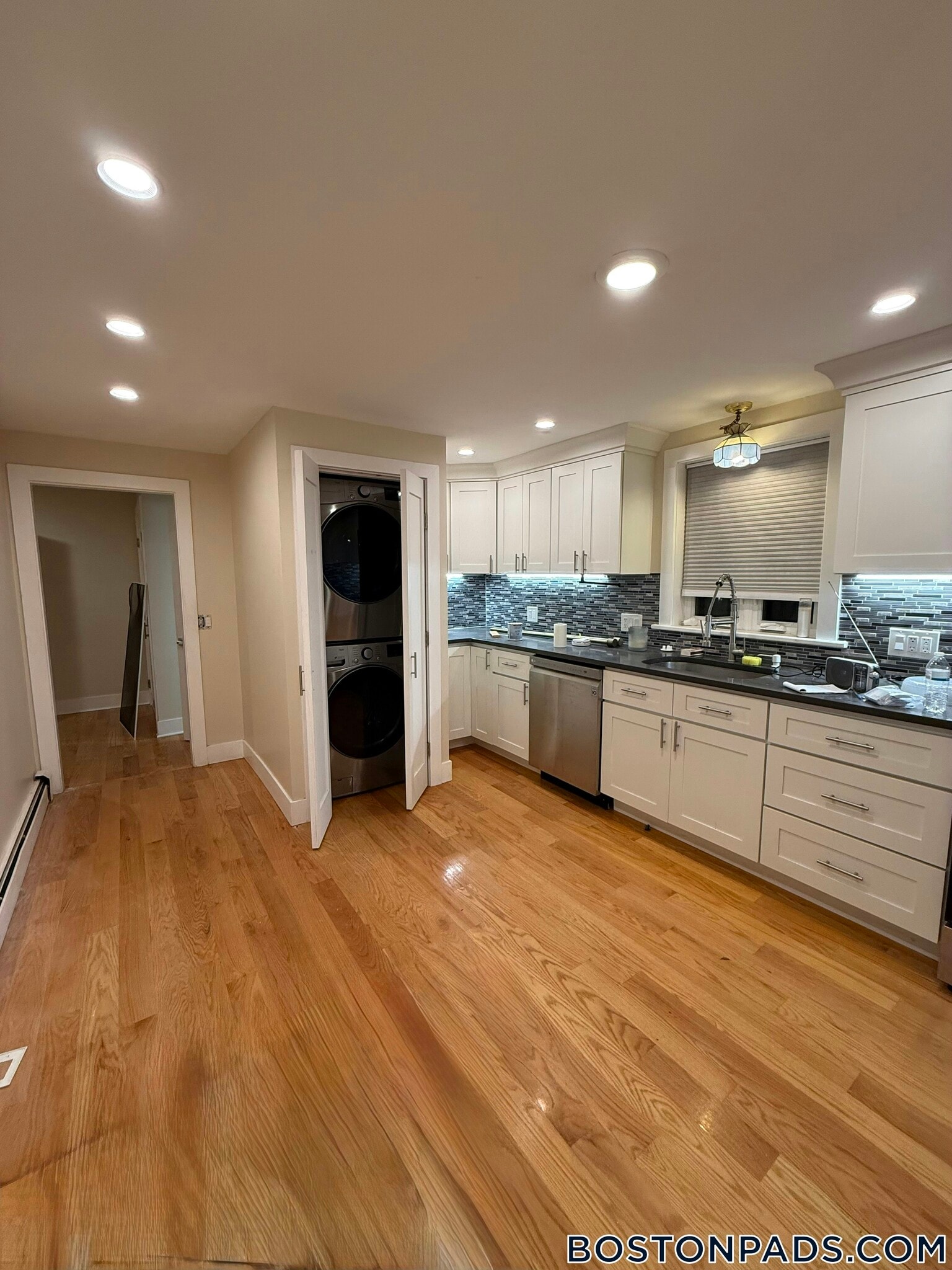 Building Photo - 2 Buckingham St