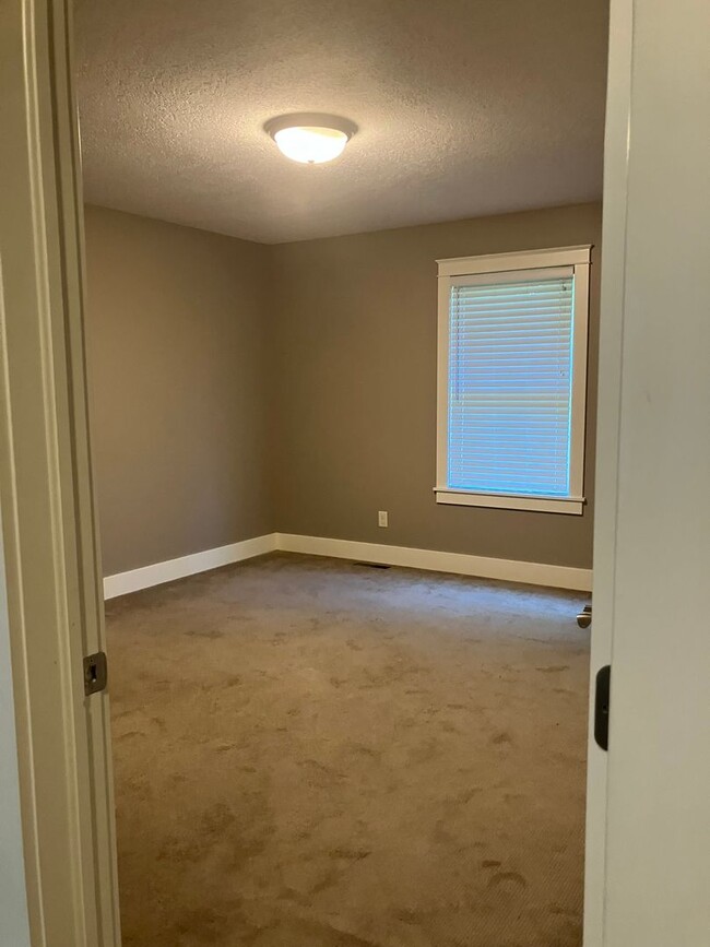 Building Photo - Beautiful 3 bedroom 2 1/2 bath home