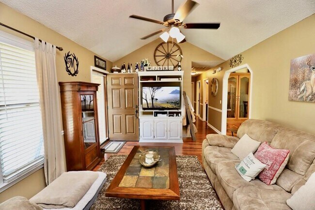 Building Photo - 2415 Edmunds Dr