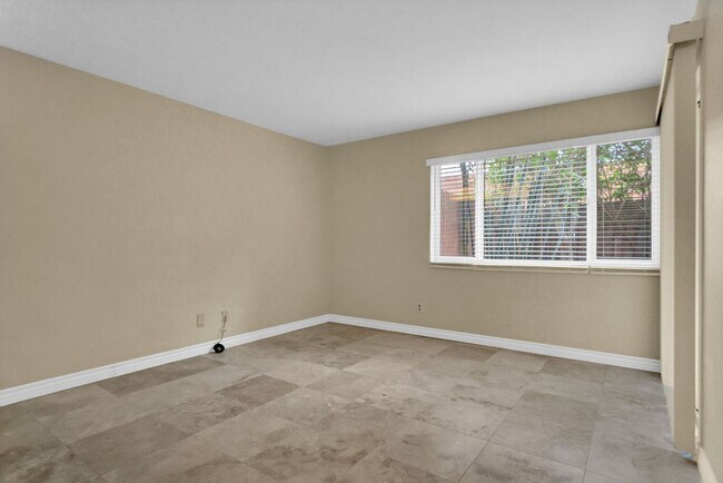 Building Photo - 2600 Torrey Pines Rd