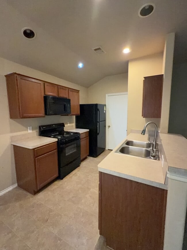 Building Photo - 811 Lovebug Ln
