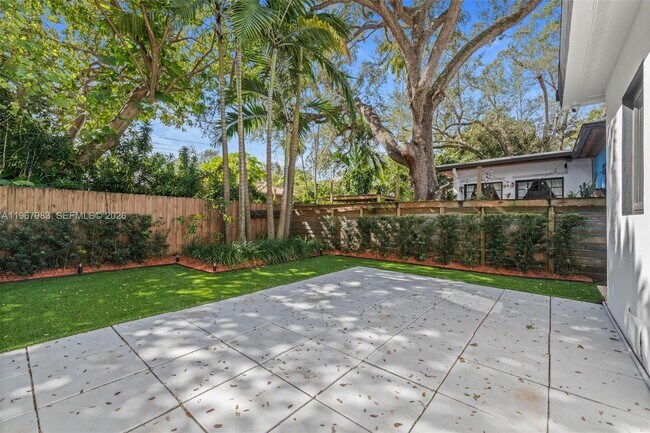 Building Photo - 710 NE 62nd St