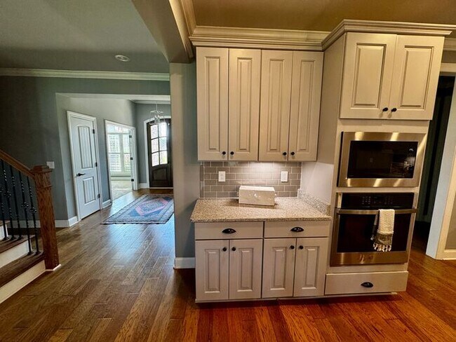 Building Photo - Spacious and luxurious with bonus room