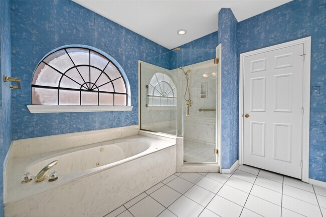 Building Photo - 8023 Oakwood Hollow St