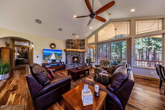 Building Photo - Large Mountain Luxury Home