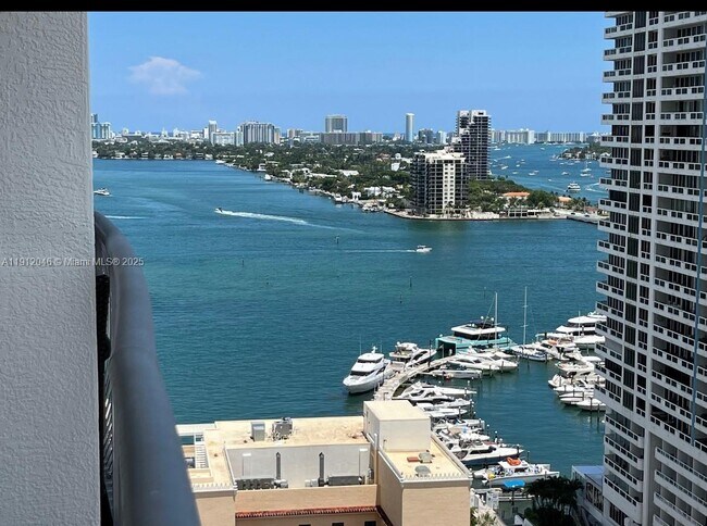 Building Photo - 1750 N Bayshore Dr