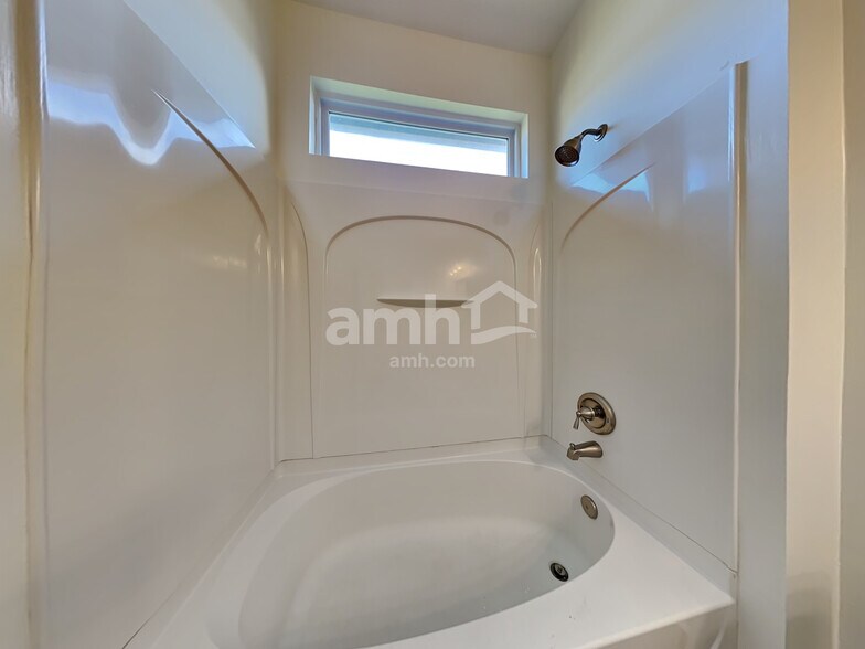 Building Photo - 110 Deerpath Trail