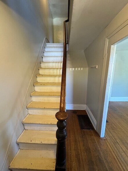 Building Photo - 46 Alexander St