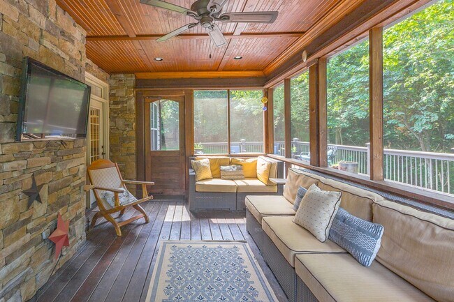 Building Photo - Fully Furnished Home!
