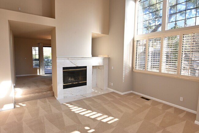 Building Photo - Tranquil / Updated Townhome in Gated in Vi...