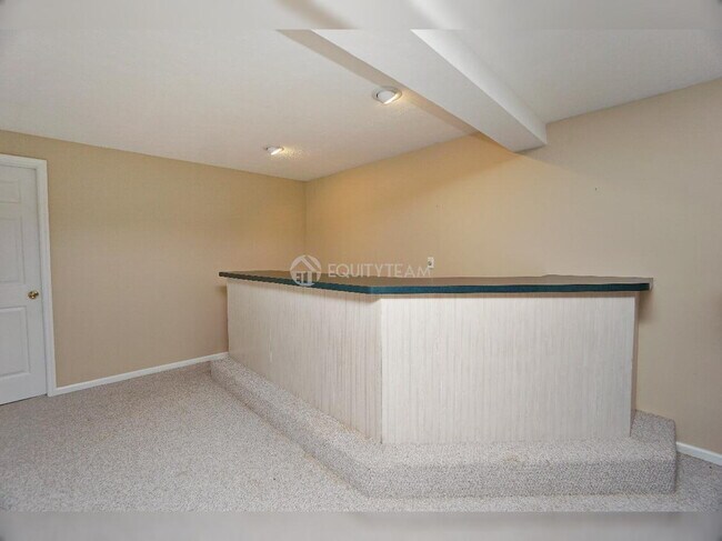 Building Photo - 6275 Hummingbird Dr