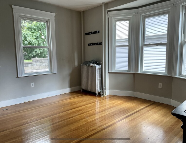 Building Photo - 136 Brooks St