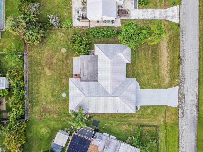 Building Photo - 2074 SE Doverbrook St