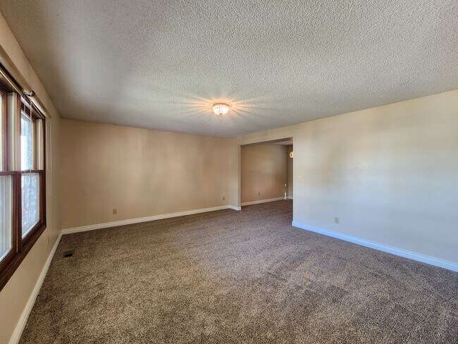 Building Photo - Beautiful 4 Bedroom Home on Cul Du Sac Wit...