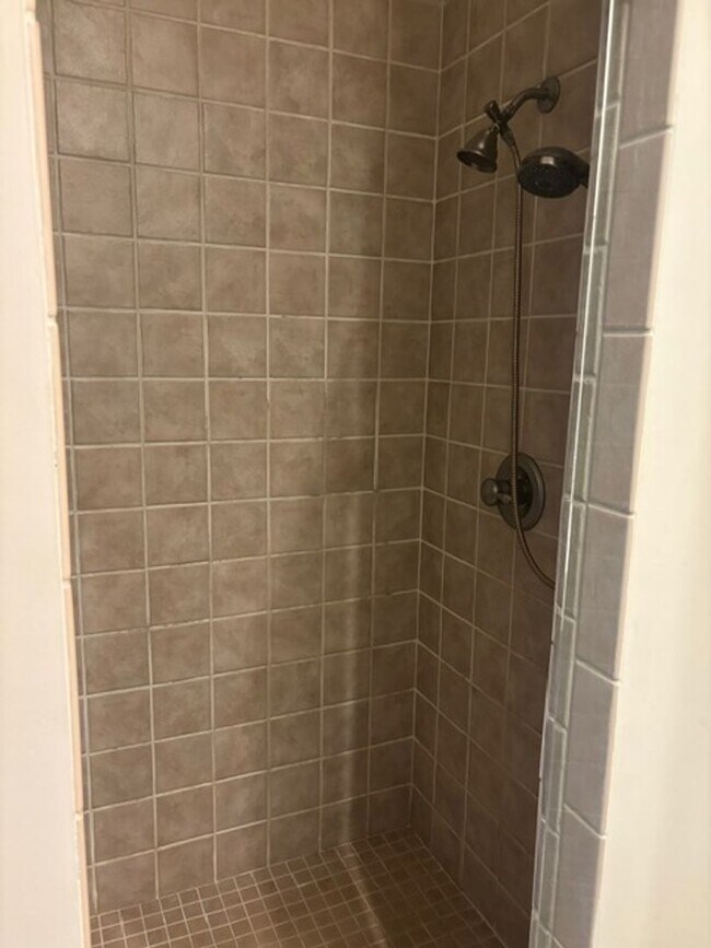 Building Photo - Available Now Fully Furnished Town Home in Hammonds Ferry!