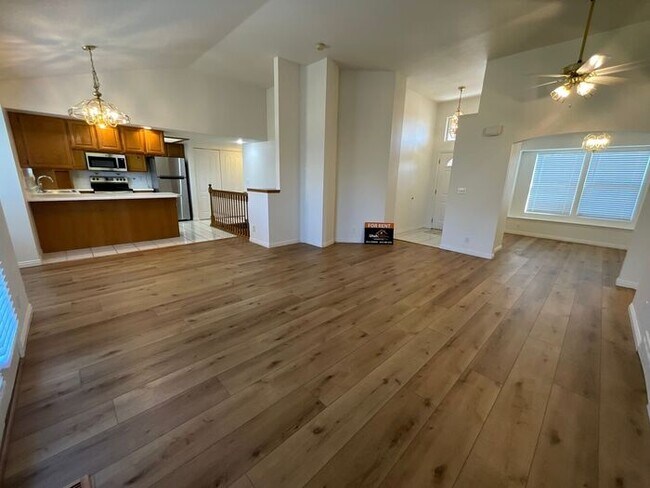 Building Photo - 4 bdrm 3 bth Home 2 Car Garage- HOA with Pool