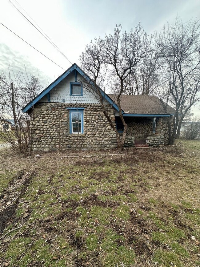 Building Photo - Quaint home with unique charm!