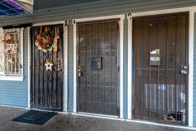 Building Photo - 1070 W Santa Ana Blvd
