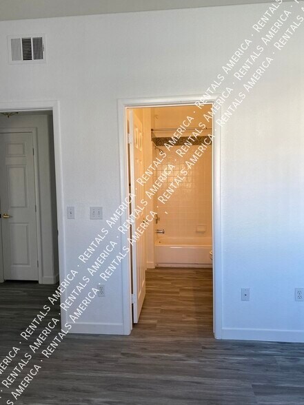 Building Photo - 401 Amber Pine St