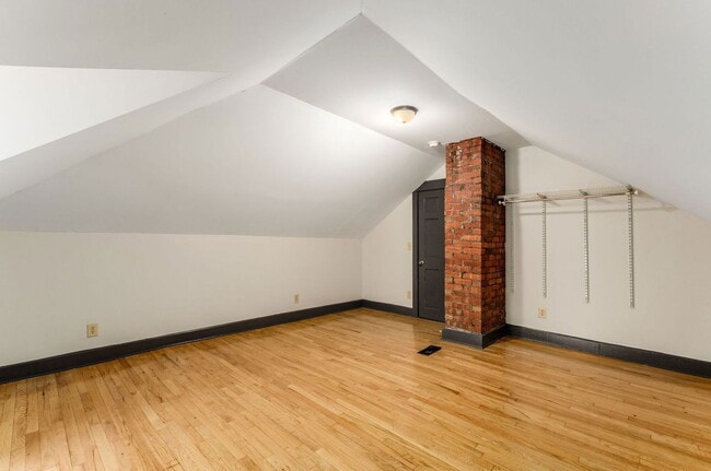 Building Photo - 182 W 8th Ave