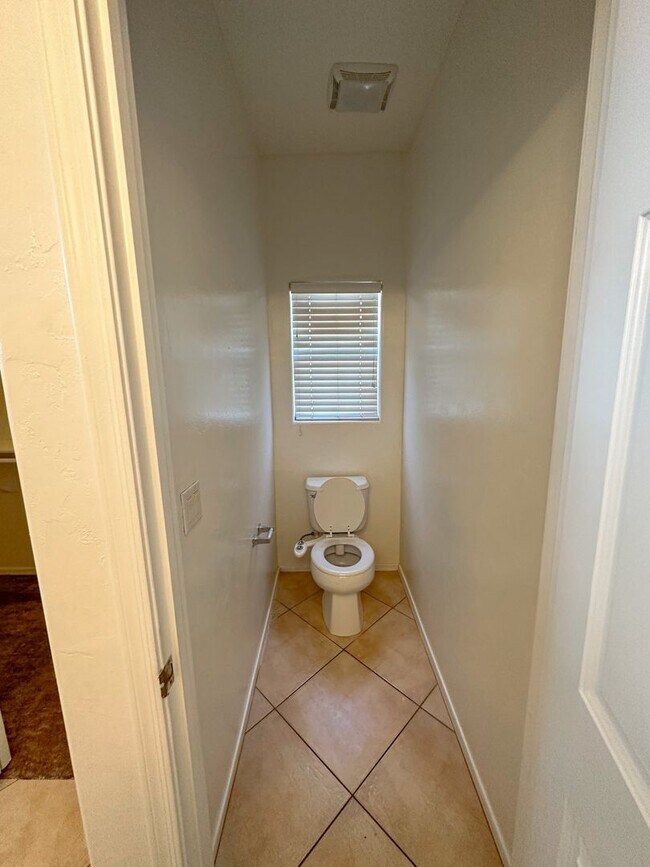 Building Photo - Large 4 bedroom home with Den - Corner lot...
