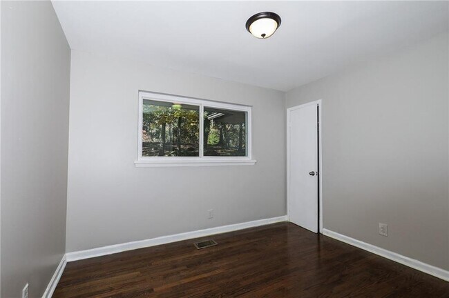 Building Photo - 5425 Skyview Dr SW