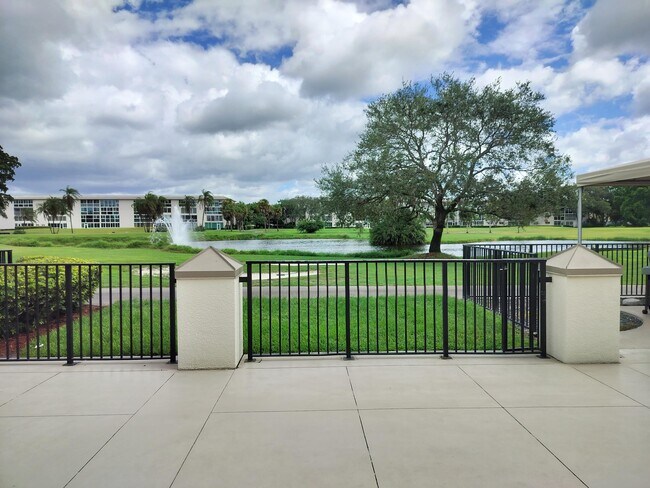 Building Photo - 1904 Bermuda Cir