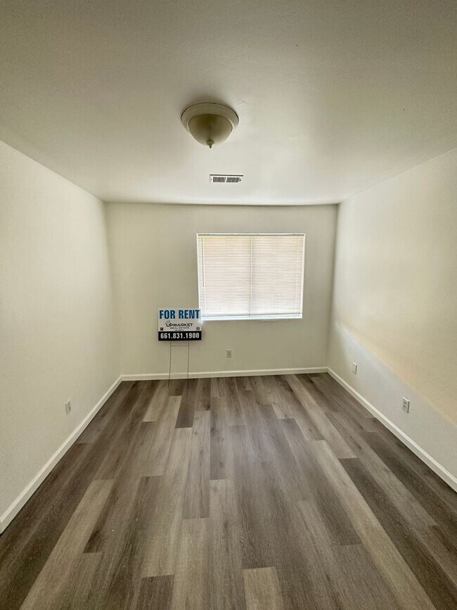 Building Photo - Cozy 3-Bedroom, 2-Bathroom Home in North Bakersfield