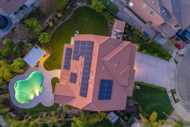 Building Photo - Spacious Home on Oversized Lot with Pool and Solar!