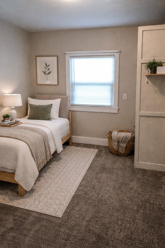 Building Photo - Gem Located In Central Selah; Spacious 2-Bedroom Retreat with Private Yard & Lots Of Storage!