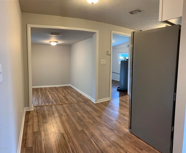 Building Photo - 421 Parkwood Dr