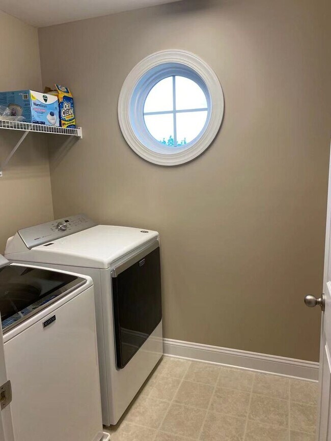 Building Photo - newly updated SFH with no carpet