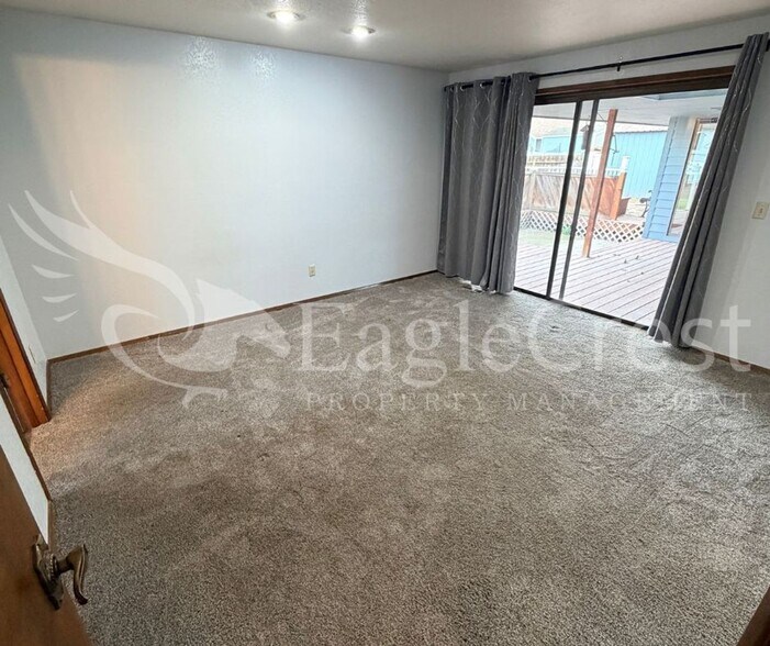 Building Photo - Thoughtfully Designed 3 Bedroom 2 bathroom Home with Open Kitchen and Private Deck