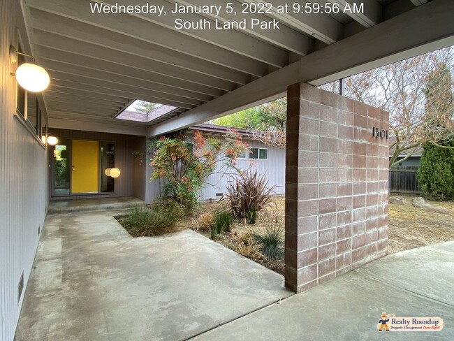 Building Photo - Unique, Cheery and Spacious Mid-Century Mo...