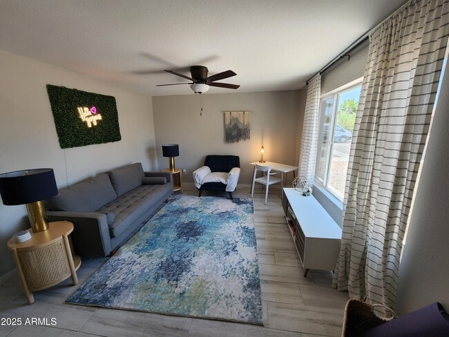 Building Photo - 630 E Julie Dr