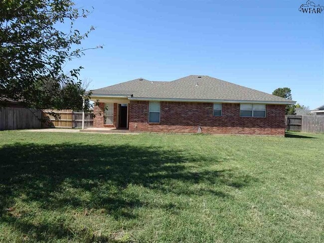 Building Photo - 405 Swenson St