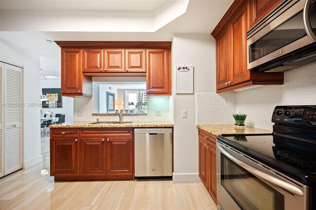 Building Photo - 888 Brickell Key Dr